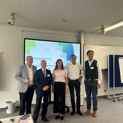 Das Bild zeigt den Moderator und die Referent:innen des IHK-Nachfolgeabends in Lüneburg am 18.06. (IHK-Nachfolgemoderator Kai Lührs, Rechtsanwalt Dr. Arne Vogel, Mediatorin Eike-Susann Steinmeyer, Wirtschaftssenior Andreas Gooth, Berater Michael Tietz)