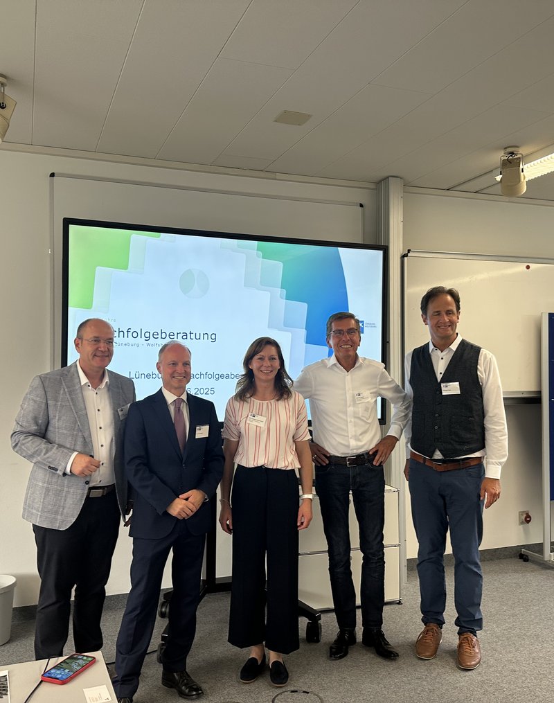 Das Bild zeigt den Moderator und die Referent:innen des IHK-Nachfolgeabends in Lüneburg am 18.06. (IHK-Nachfolgemoderator Kai Lührs, Rechtsanwalt Dr. Arne Vogel, Mediatorin Eike-Susann Steinmeyer, Wirtschaftssenior Andreas Gooth, Berater Michael Tietz)