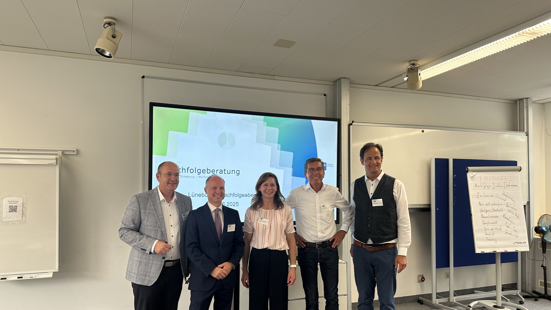 Das Bild zeigt den Moderator und die Referent:innen des IHK-Nachfolgeabends in Lüneburg am 18.06. (IHK-Nachfolgemoderator Kai Lührs, Rechtsanwalt Dr. Arne Vogel, Mediatorin Eike-Susann Steinmeyer, Wirtschaftssenior Andreas Gooth, Berater Michael Tietz)