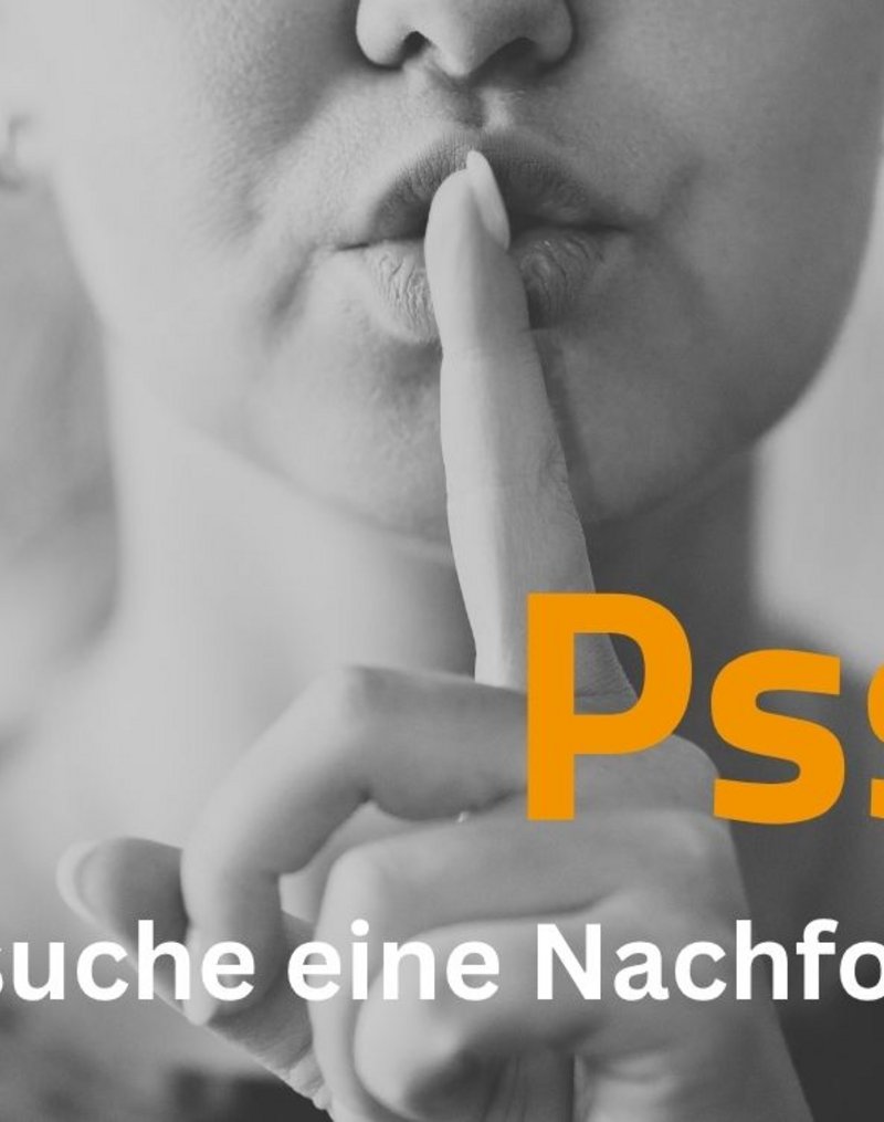 Bild zeigt in Nahaufnahme den Ausschnitt eines weiblich gelesenen Gesichts mit einer Hand mit erhobenem Zeigefinger vor dem Mund und gespitzen Lippen (Shh-Geste). Ein Überschrift-Overlay über dem Bild lautet: Psst! Ich suche eine Nachfolgerin.