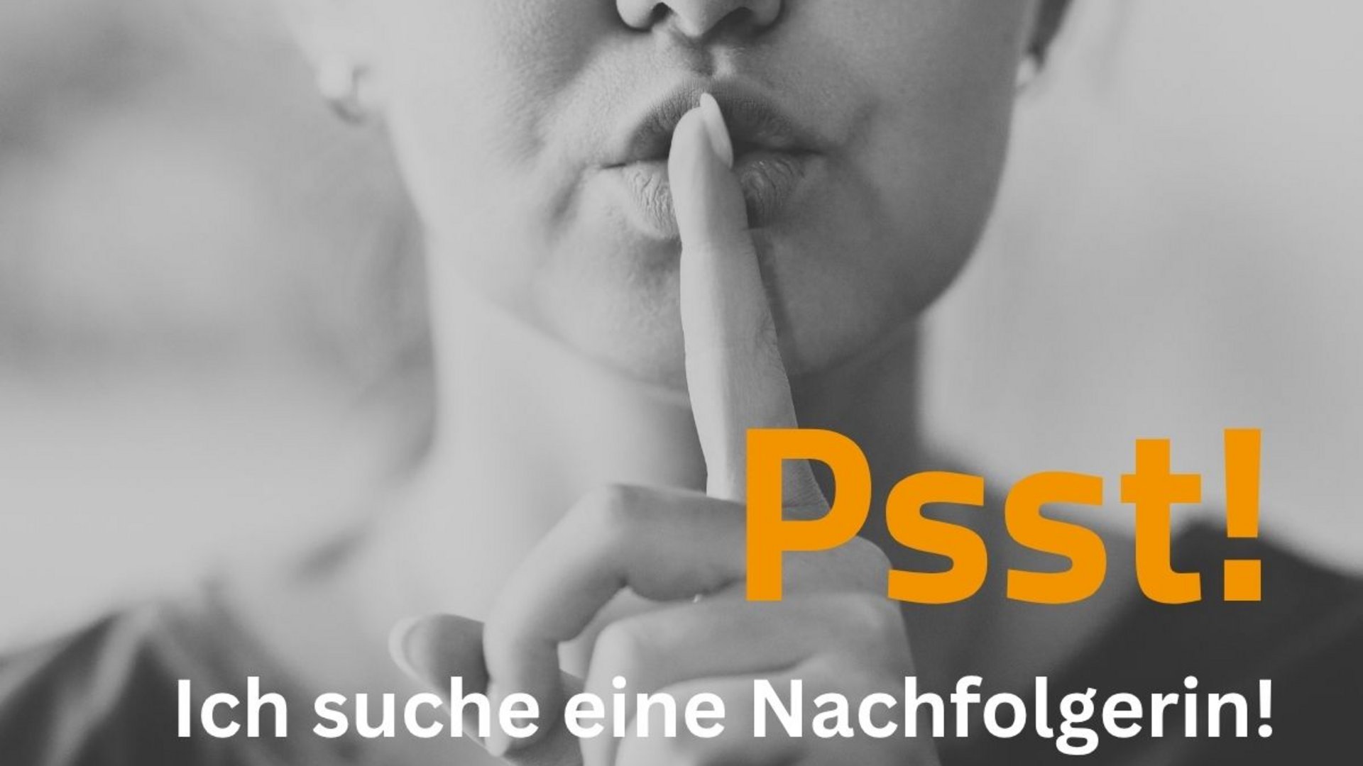 Bild zeigt in Nahaufnahme den Ausschnitt eines weiblich gelesenen Gesichts mit einer Hand mit erhobenem Zeigefinger vor dem Mund und gespitzen Lippen (Shh-Geste). Ein Überschrift-Overlay über dem Bild lautet: Psst! Ich suche eine Nachfolgerin.